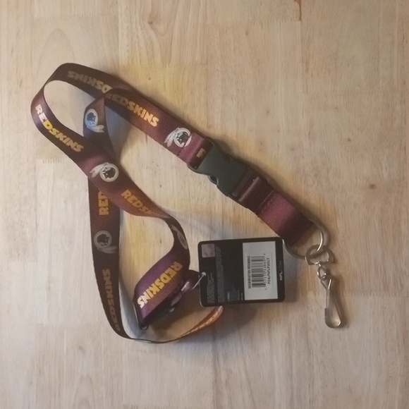 NFL Washington Redskins Retired 2017 Style Lantern Keychain NWT (Unisex) - Picture 9 of 9